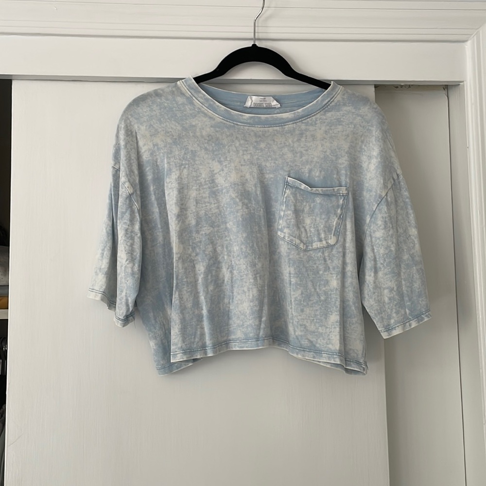 Boutique cropped pocket blue tie dye tee